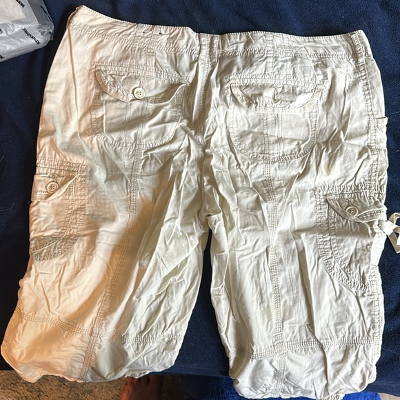 Ana cream color Capri - Picture 4 of 4